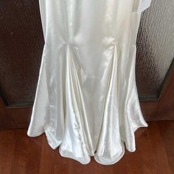 Mac Duggal
Feather Shoulder V-Neck Column Gown size 6 white NWT - Picture 10 of 15